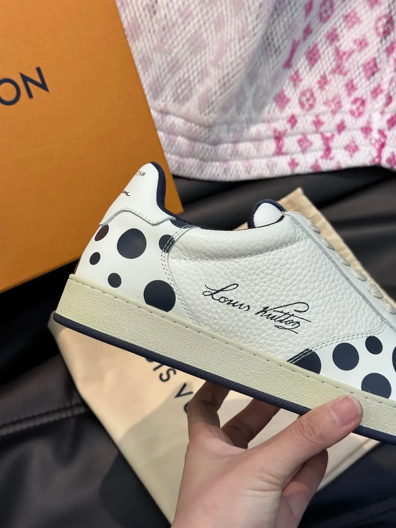 Louis Vuitton LV Trainer Chaussures Lifestyle Blanc et Noir Cuir Pébblé Motif à Pois 4