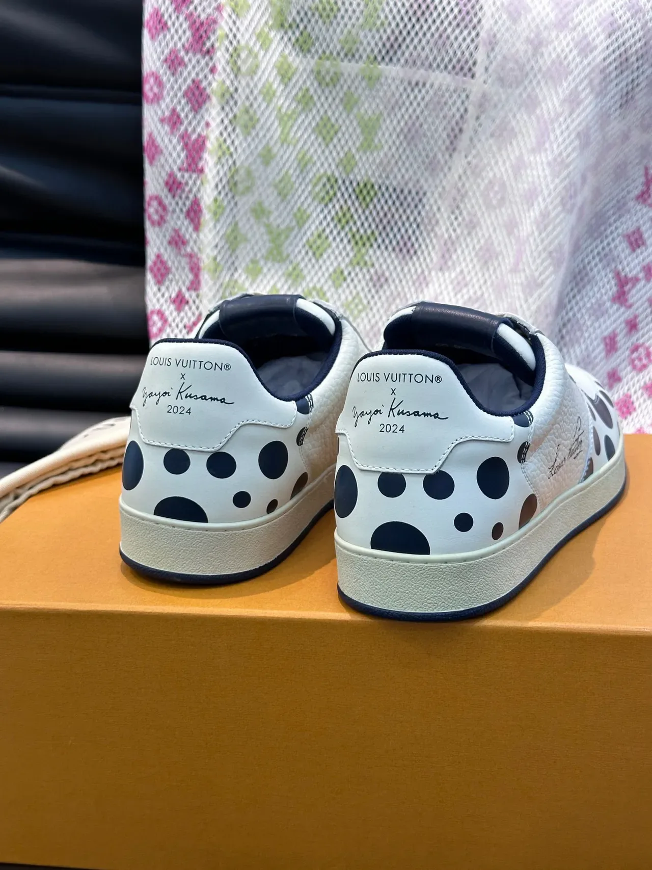Louis Vuitton LV Trainer Chaussures Lifestyle Blanc et Noir Cuir Pébblé Motif à Pois 5