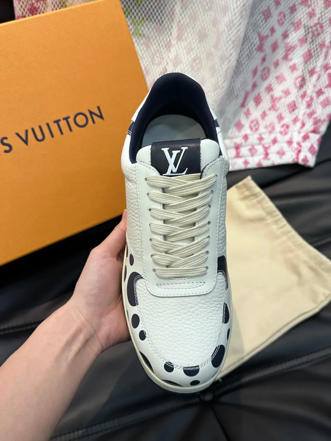 Louis Vuitton LV Trainer Chaussures Lifestyle Blanc et Noir Cuir Pébblé Motif à Pois 6