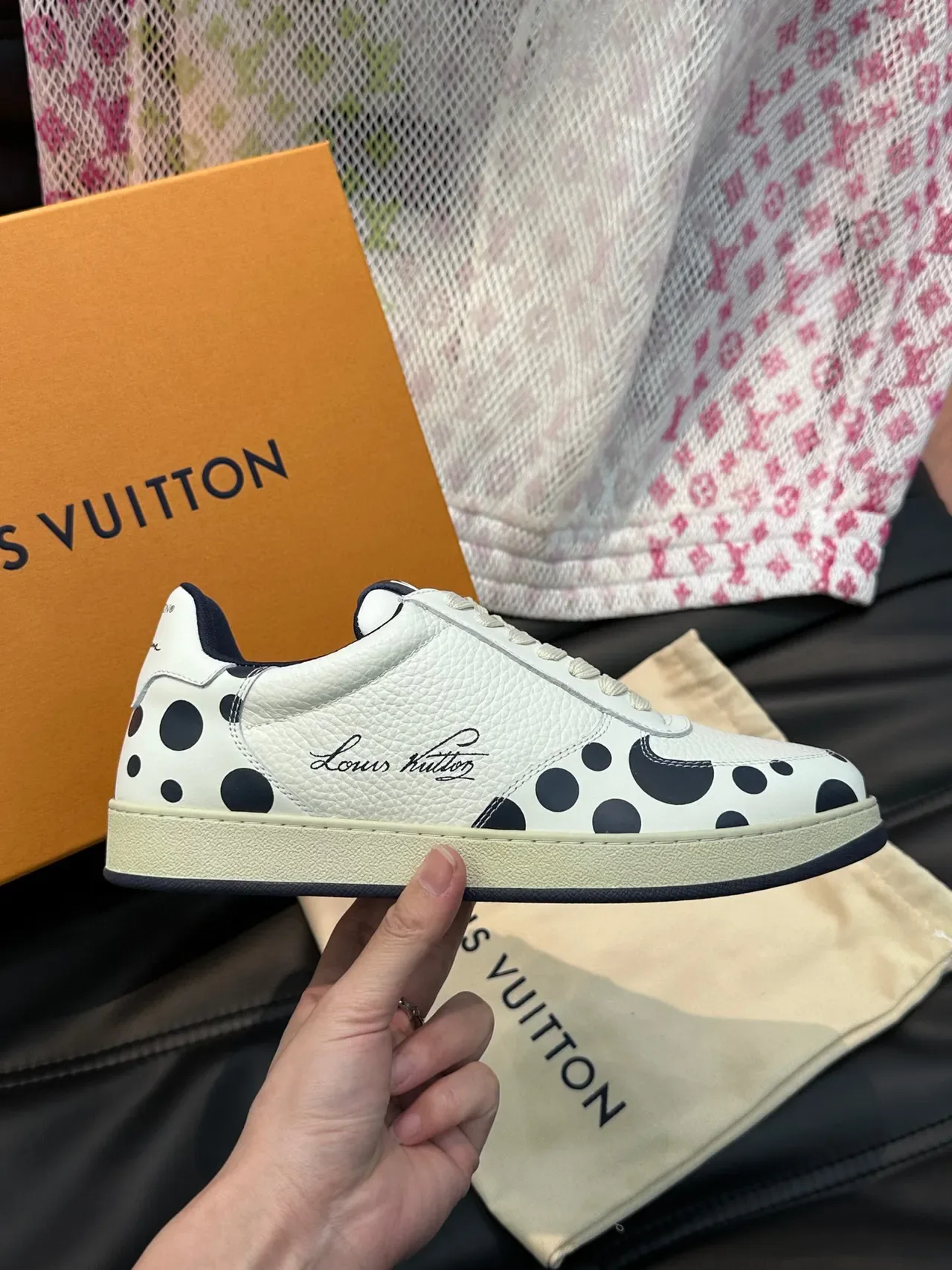 Louis Vuitton LV Trainer Chaussures Lifestyle Blanc et Noir Cuir Pébblé Motif à Pois 7