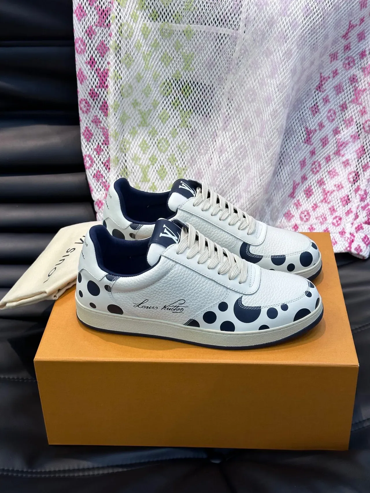 Louis Vuitton LV Trainer Chaussures Lifestyle Blanc et Noir Cuir Pébblé Motif à Pois 8