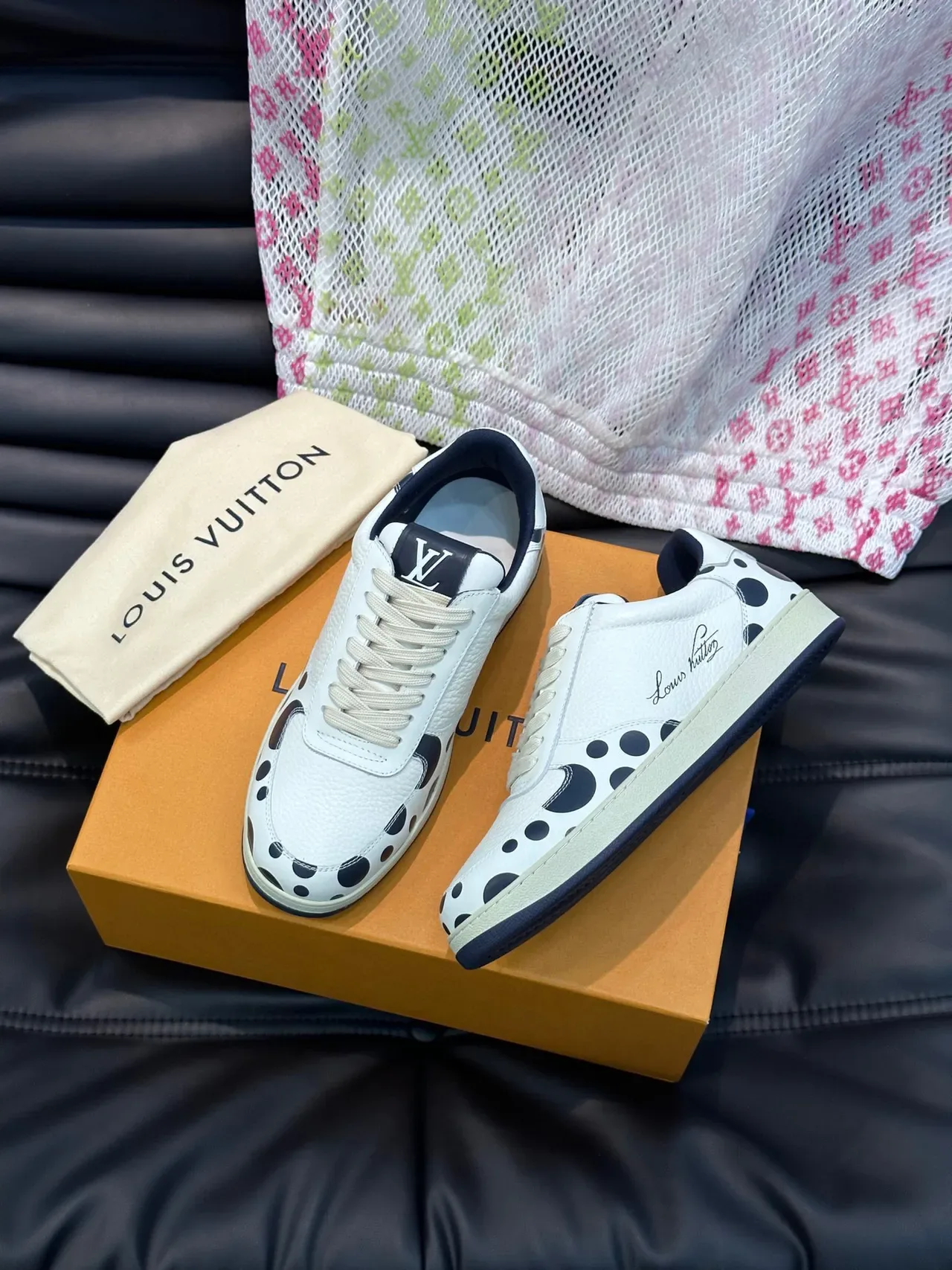 Louis Vuitton LV Trainer Chaussures Lifestyle Blanc et Noir Cuir Pébblé Motif à Pois 9