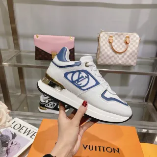 Louis Vuitton LV Trainer branco e azul monogramado painel lateral dourado metálico contraforte sneakers lifestyle