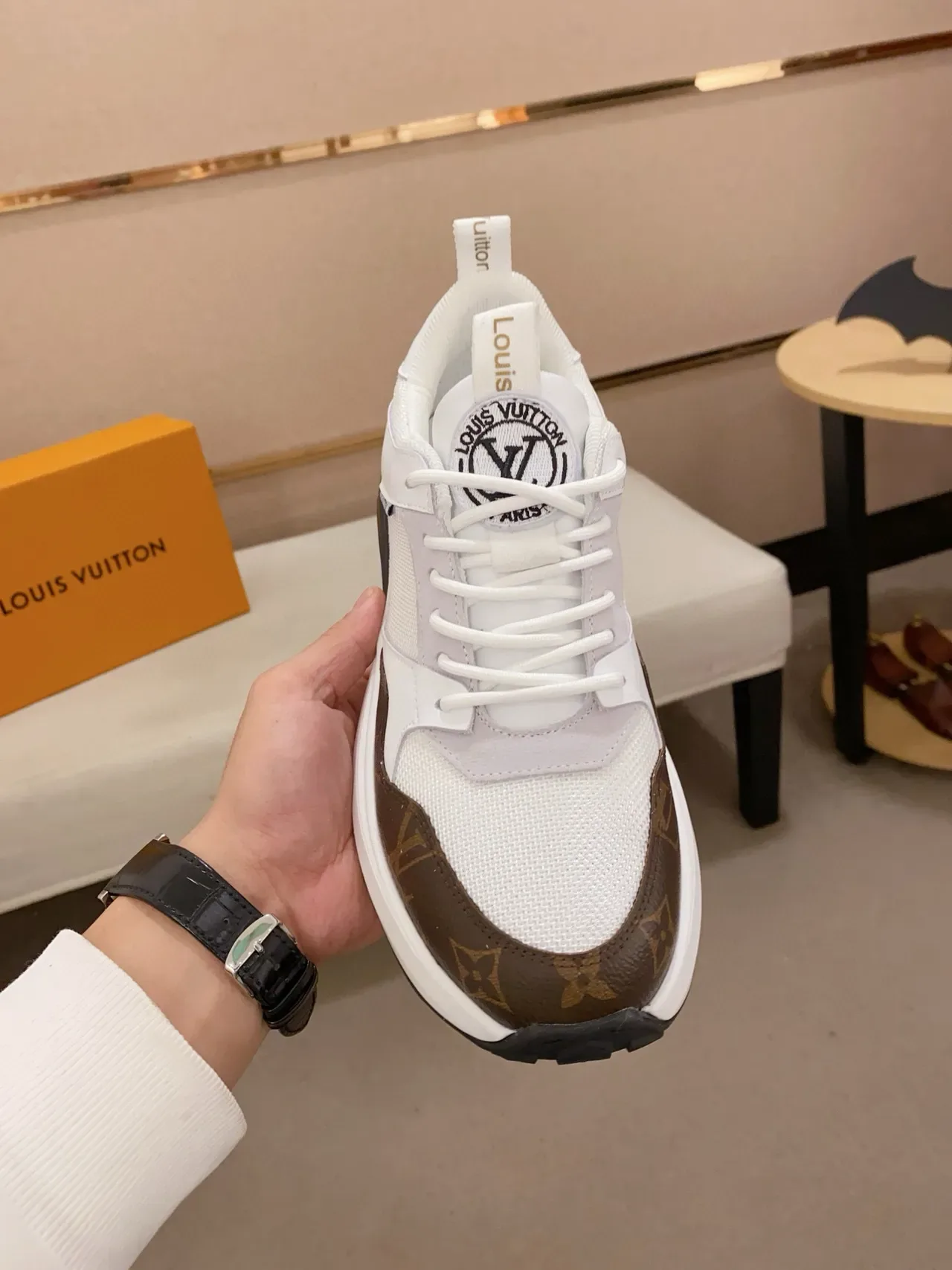 Louis Vuitton LV Trainer blanc et marron Monogram Canvas Mesh-Suede Hybrid Upper baskets lifestyle 2