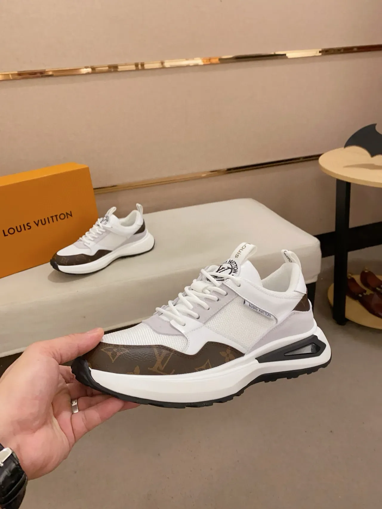 Louis Vuitton LV Trainer blanc et marron Monogram Canvas Mesh-Suede Hybrid Upper baskets lifestyle 3