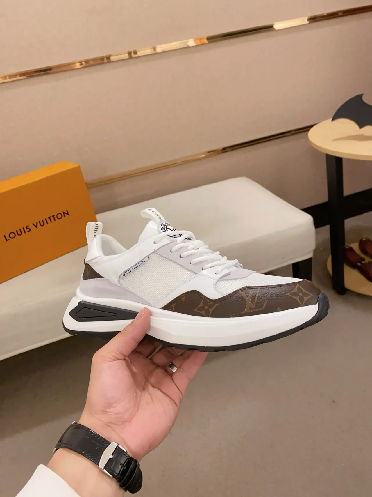 Louis Vuitton LV Trainer blanc et marron Monogram Canvas Mesh-Suede Hybrid Upper baskets lifestyle 4
