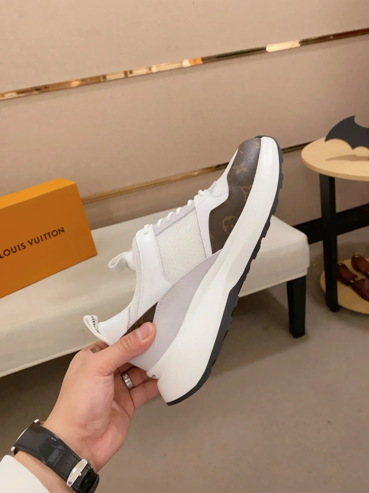 Louis Vuitton LV Trainer blanc et marron Monogram Canvas Mesh-Suede Hybrid Upper baskets lifestyle 5