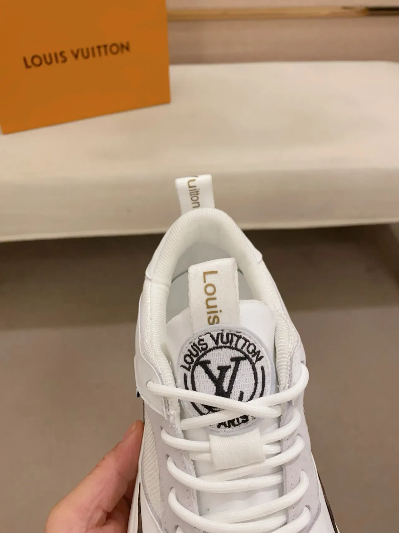 Louis Vuitton LV Trainer blanc et marron Monogram Canvas Mesh-Suede Hybrid Upper baskets lifestyle 6