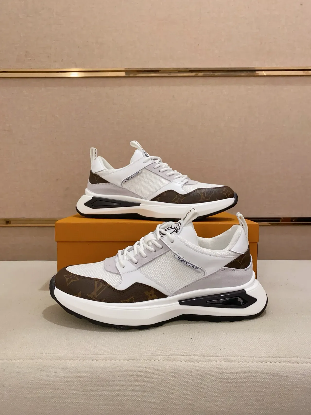 Louis Vuitton LV Trainer blanc et marron Monogram Canvas Mesh-Suede Hybrid Upper baskets lifestyle 7