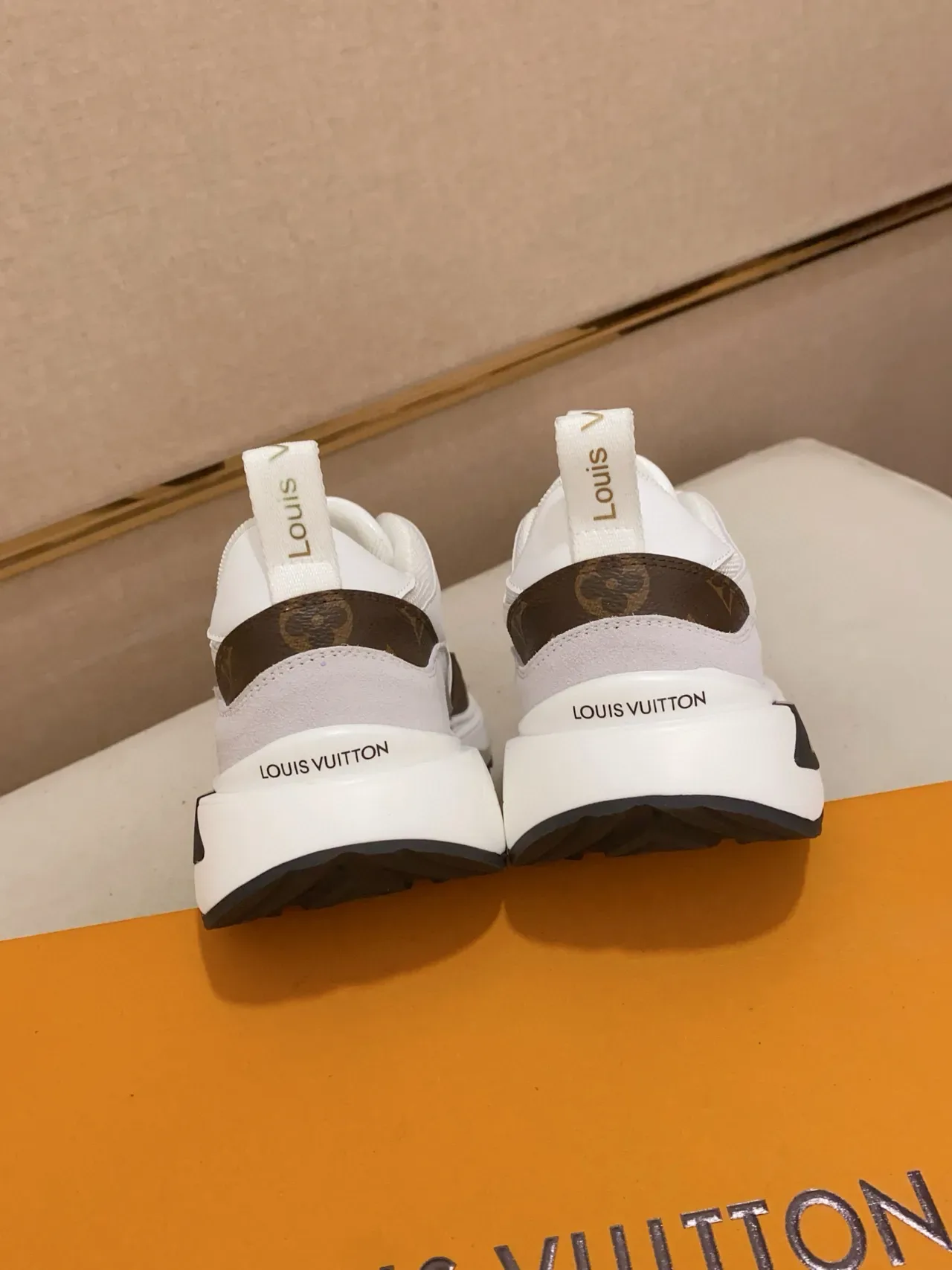 Louis Vuitton LV Trainer blanc et marron Monogram Canvas Mesh-Suede Hybrid Upper baskets lifestyle 8