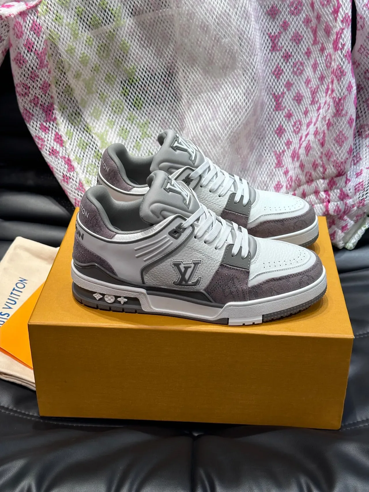 Louis Vuitton LV Trainer 白灰低帮分层皮革麂皮结构运动鞋 3