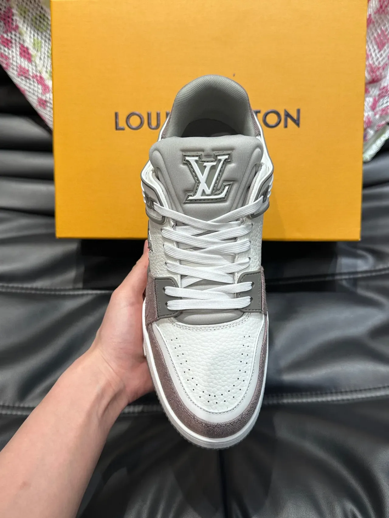 Louis Vuitton LV Trainer 白灰低帮分层皮革麂皮结构运动鞋 4