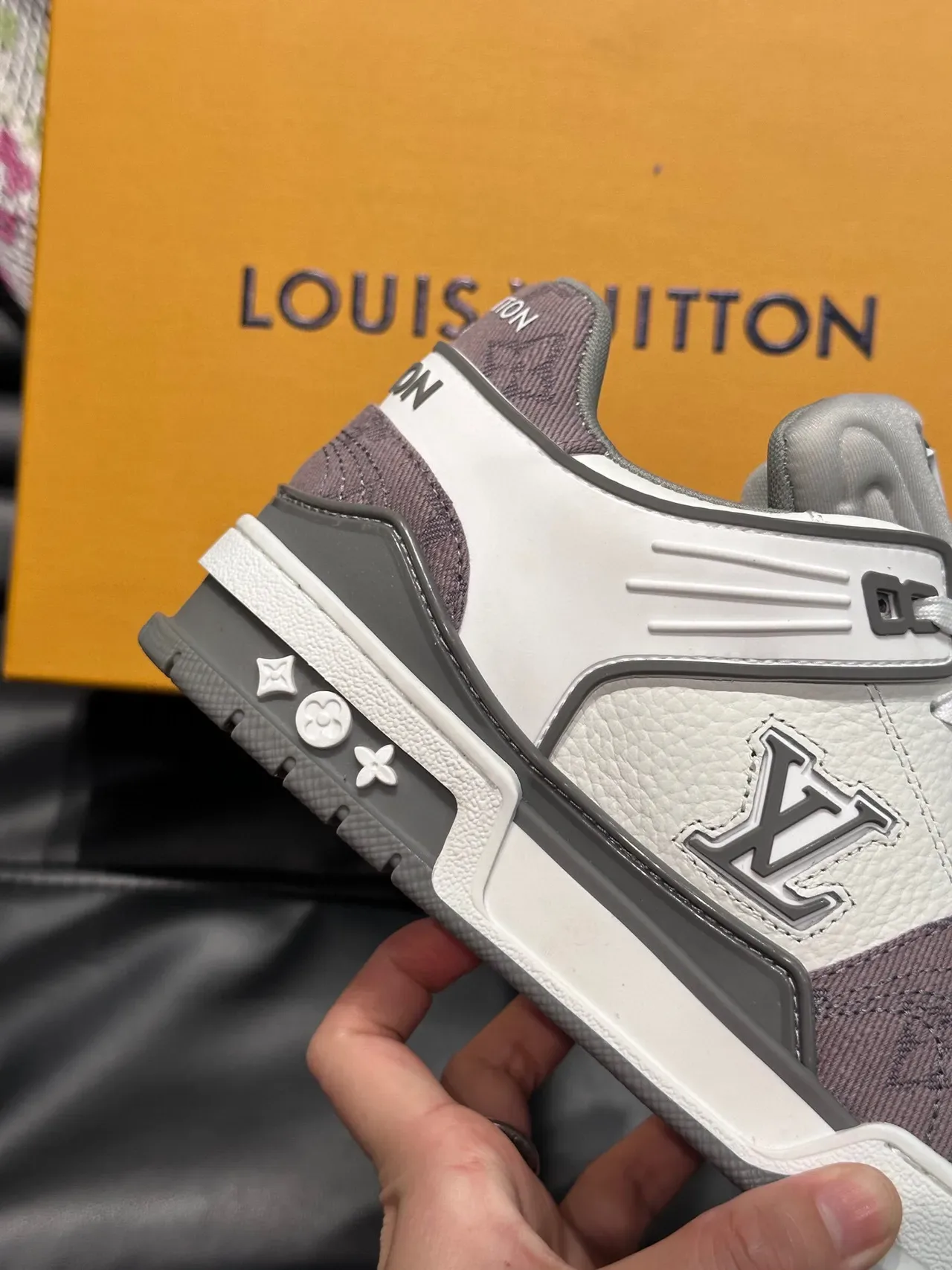 Louis Vuitton LV Trainer 白灰低帮分层皮革麂皮结构运动鞋 5
