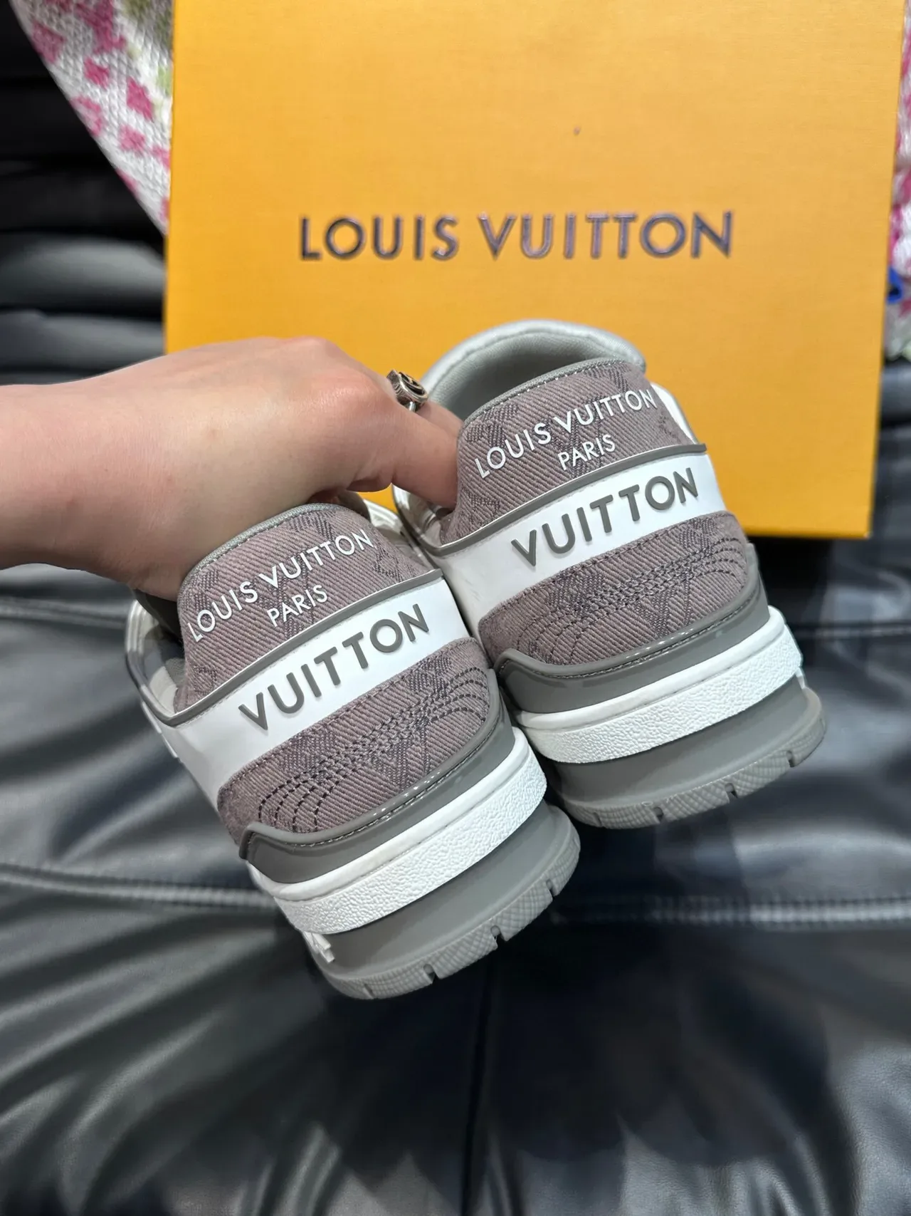 Louis Vuitton LV Trainer 白灰低帮分层皮革麂皮结构运动鞋 7
