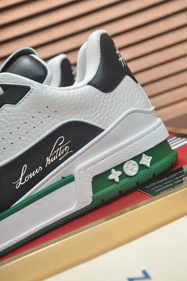 لويس فيتون LV Trainer حذاء رياضي أبيض وأخضر جلد وصناعي متعدد الطبقات للجزء العلوي قاعدة وسطية منحوتة أسلوب حياة 2