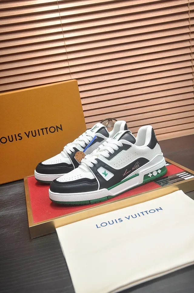 لويس فيتون LV Trainer حذاء رياضي أبيض وأخضر جلد وصناعي متعدد الطبقات للجزء العلوي قاعدة وسطية منحوتة أسلوب حياة 4