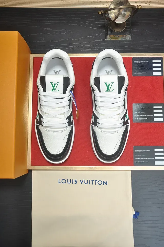 لويس فيتون LV Trainer حذاء رياضي أبيض وأخضر جلد وصناعي متعدد الطبقات للجزء العلوي قاعدة وسطية منحوتة أسلوب حياة 5