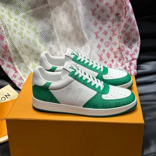 Louis Vuitton LV Trainer Blanco y Verde Toebox Perforado Paneles con Impresión Monograma Zapatillas Lifestyle