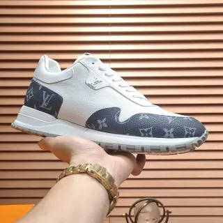 Louis Vuitton LV Trainer Branco Marinho Painéis com impressão monograma Couro texturado Tênis lifestyle