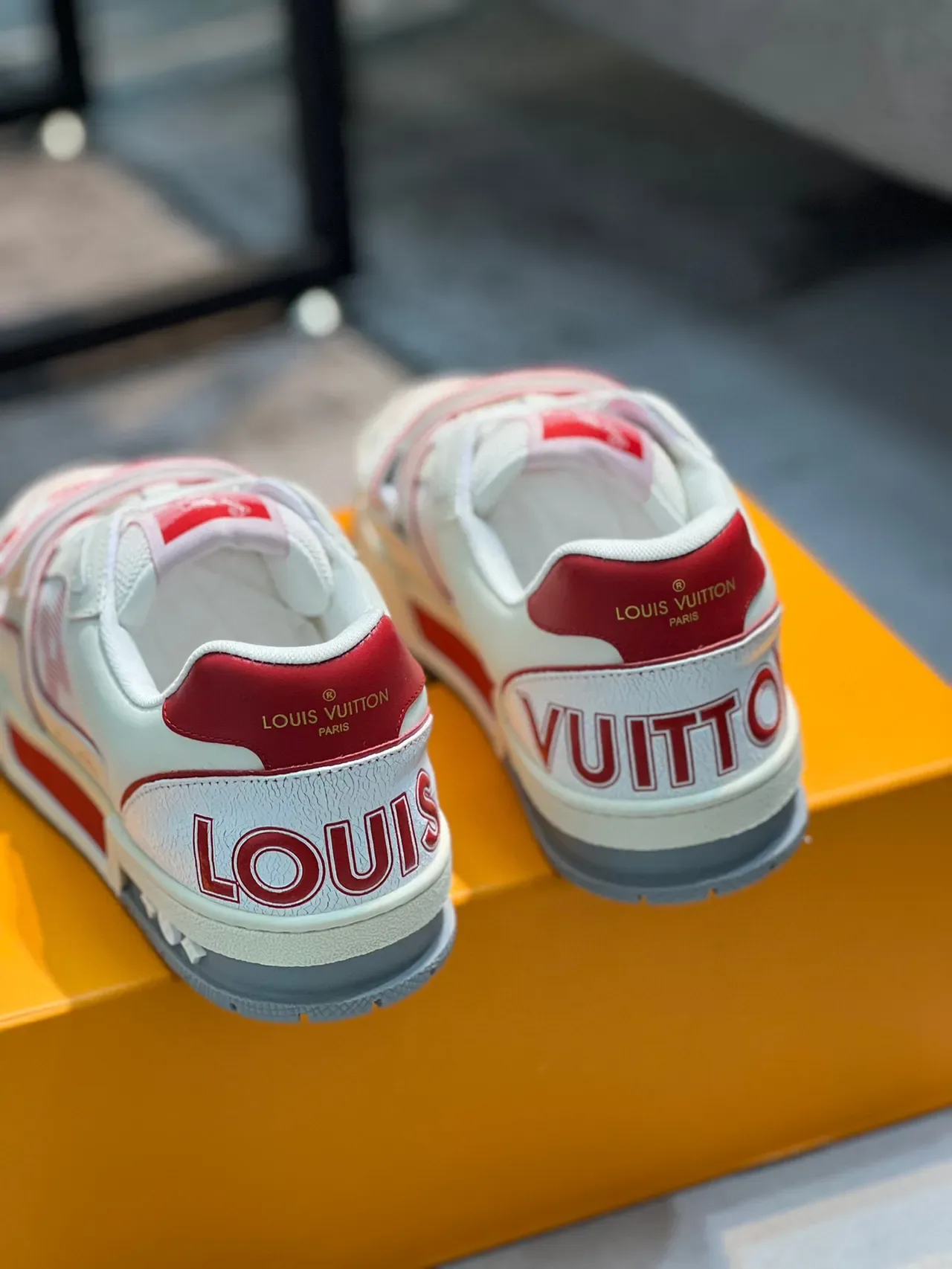 Louis Vuitton LV Trainer Chaussures Lifestyle Monogrammées à Lacets Blanc et Rouge Low-Top 2