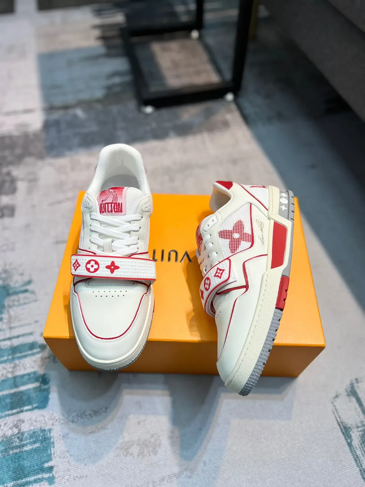 Louis Vuitton LV Trainer Chaussures Lifestyle Monogrammées à Lacets Blanc et Rouge Low-Top 3