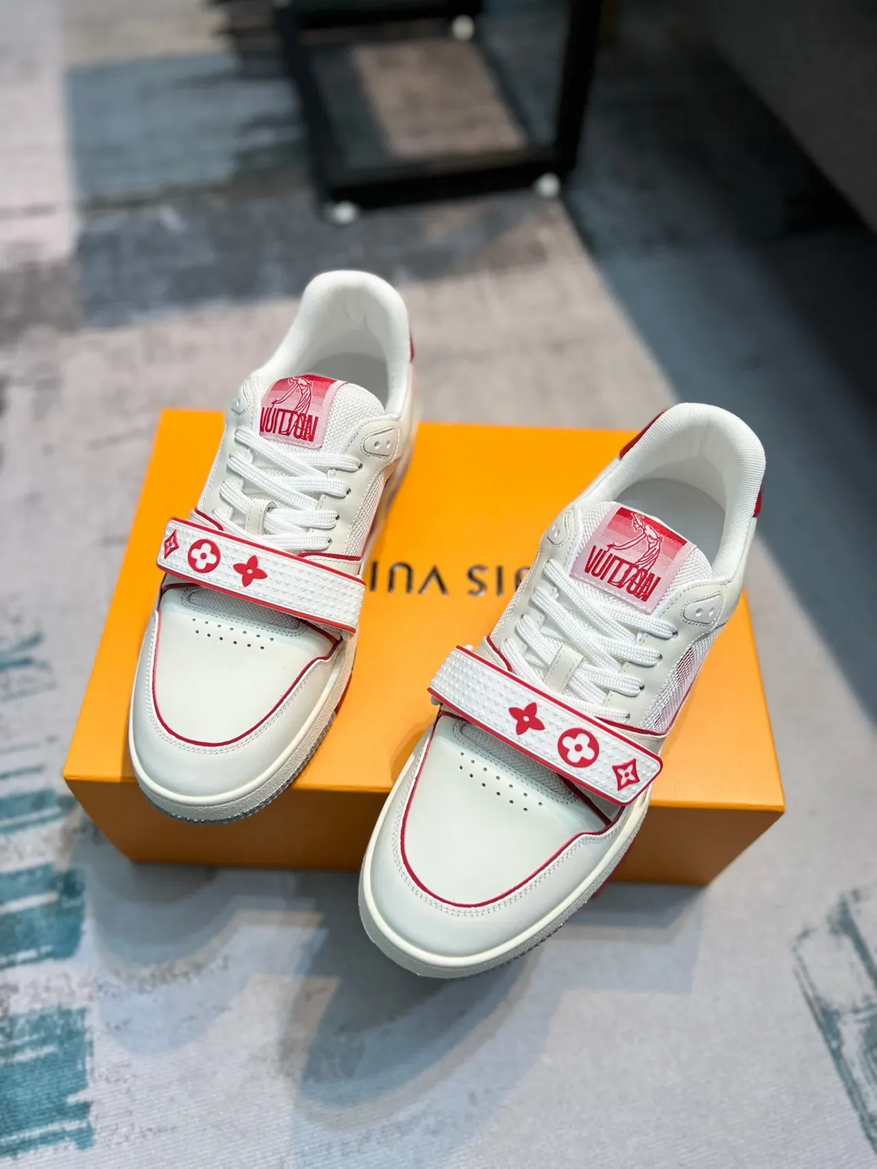 Louis Vuitton LV Trainer Chaussures Lifestyle Monogrammées à Lacets Blanc et Rouge Low-Top 5