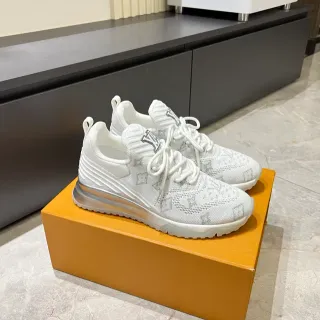 Louis Vuitton LV Trainer Blanco Plateado Tejido Monograma Superior Escultido Ribeteado Planta Media Sneakers Estilo de Vida