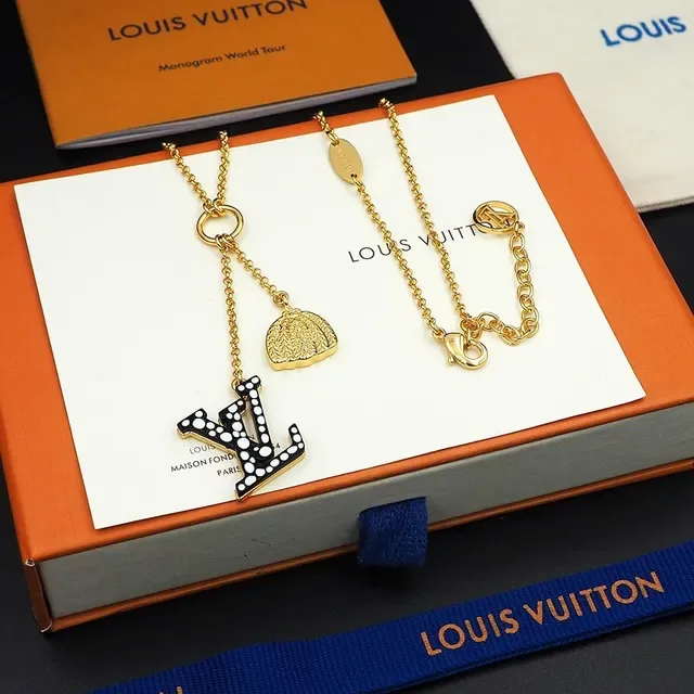 Louis Vuitton LV x YK आइकोनिक गोल्ड ब्लैक चेन मोनोग्राम पेंडेंट नेकलेस 5