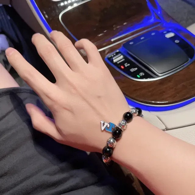 سوار تعويذة لويس فيتون مونوغرام خرز أسود وفضي مينا 2