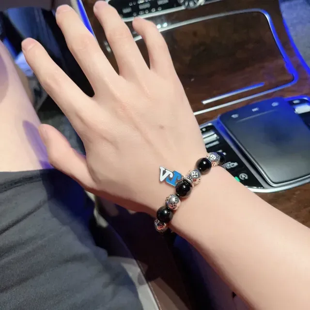 سوار تعويذة لويس فيتون مونوغرام خرز أسود وفضي مينا 5
