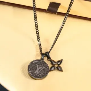 Louis Vuitton Monogram Pendentif Pièce et Fleur Chaîne Noire Collier