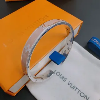 Louis Vuitton Monogram Flower Bangle سوار إيناميل فضي وردي