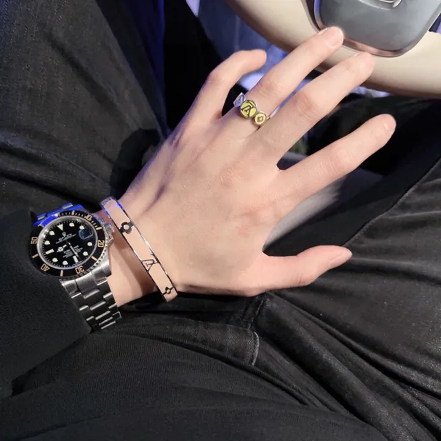 Louis Vuitton Monogram Flower Bangle Pulseira de esmalte prateado e rosa 2