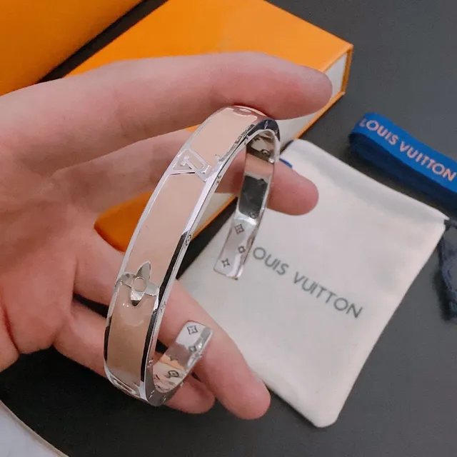 Louis Vuitton Monogram Flower Bangle Pulseira de esmalte prateado e rosa 5