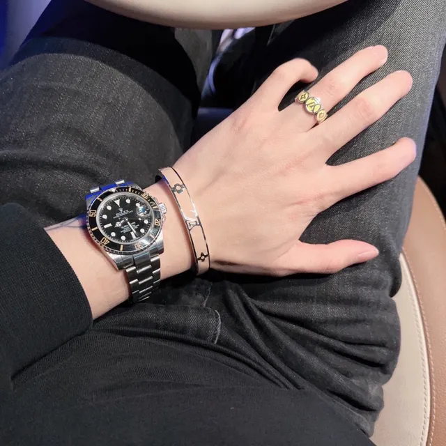 Louis Vuitton Monogram Flower Bangle Pulseira de esmalte prateado e rosa 6