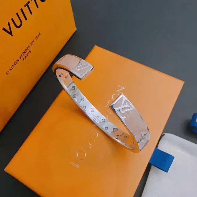 Louis Vuitton Monogram Flower Bangle Pulseira de esmalte prateado e rosa 7