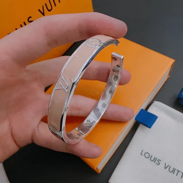 Louis Vuitton Monogram Flower Bangle Pulseira de esmalte prateado e rosa 9