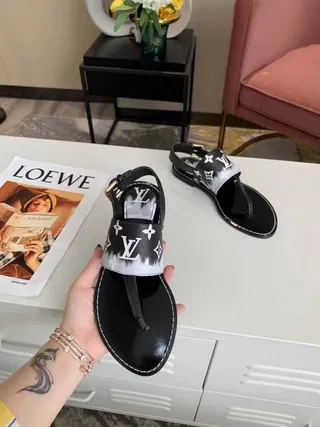 Sandalias casuales Louis Vuitton Monogram con correa gradient y tanga 2