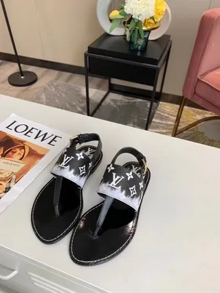 Sandalias casuales Louis Vuitton Monogram con correa gradient y tanga 9