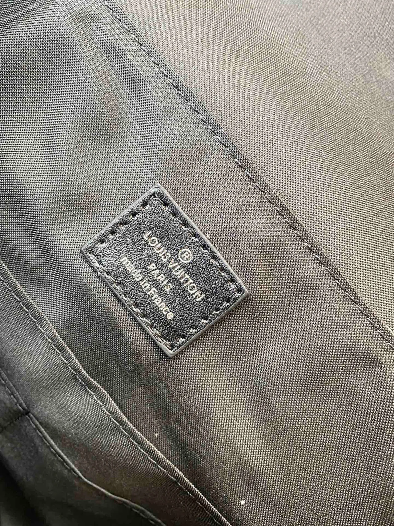 Mochila casual Louis Vuitton Monogram gris negro con cierre de hebilla frontal 2