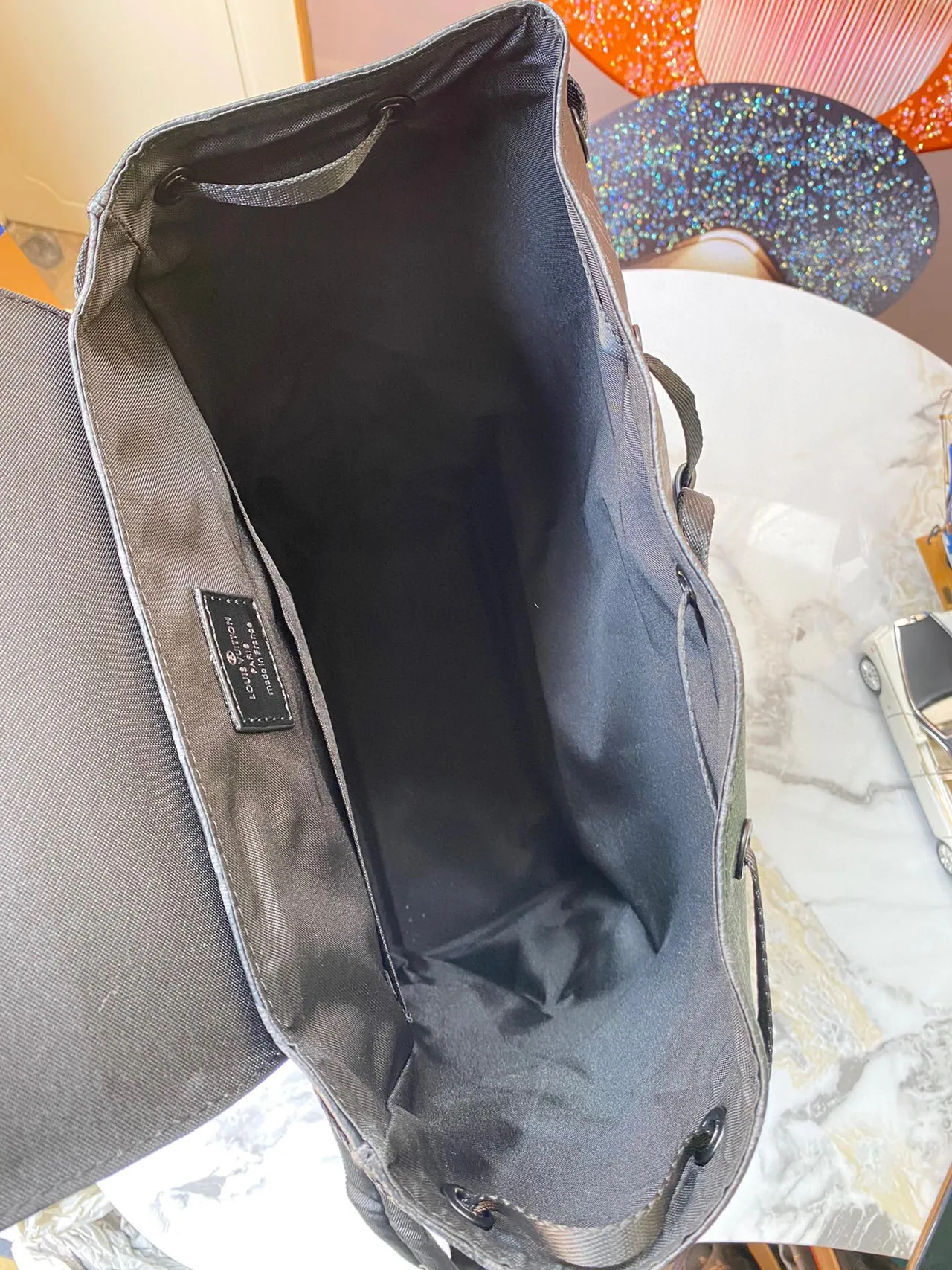 Mochila casual Louis Vuitton Monogram gris negro con cierre de hebilla frontal 3