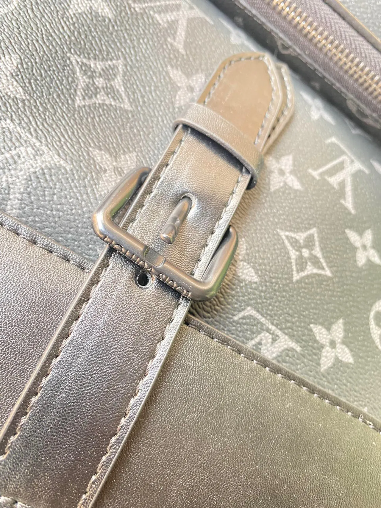 Mochila casual Louis Vuitton Monogram gris negro con cierre de hebilla frontal 4