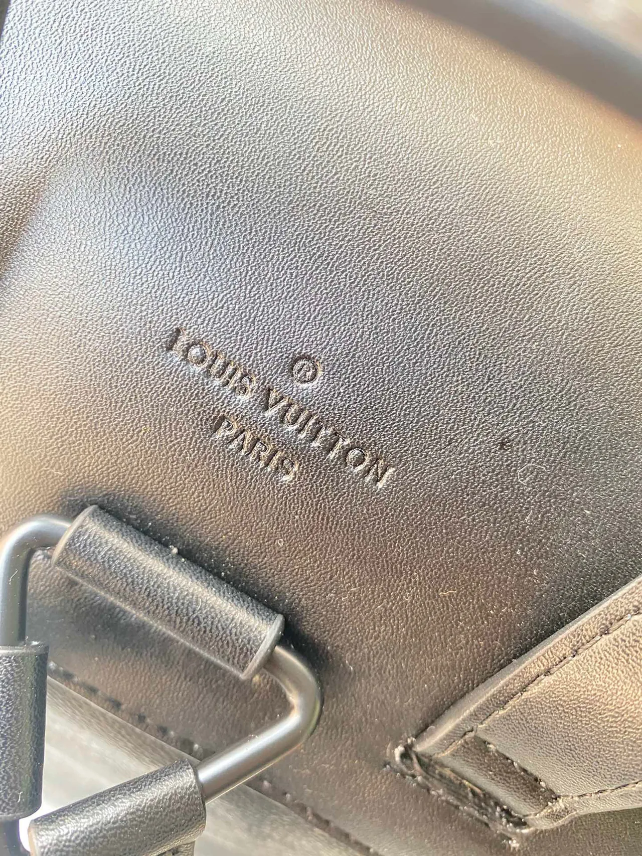 Mochila casual Louis Vuitton Monogram gris negro con cierre de hebilla frontal 5