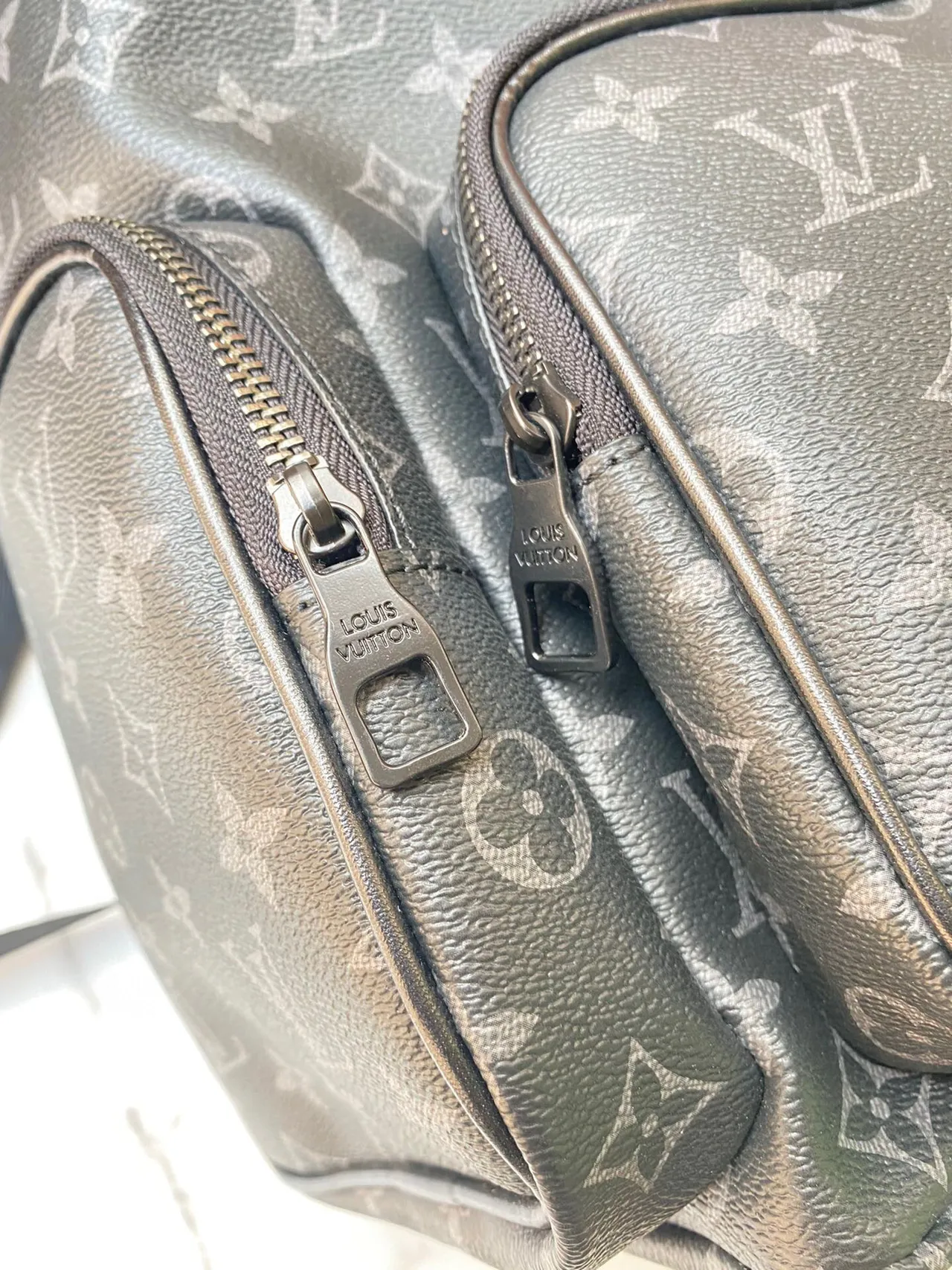 Mochila casual Louis Vuitton Monogram gris negro con cierre de hebilla frontal 6