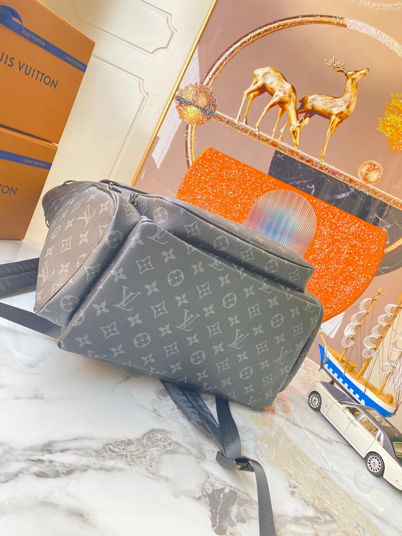 Mochila casual Louis Vuitton Monogram gris negro con cierre de hebilla frontal 7