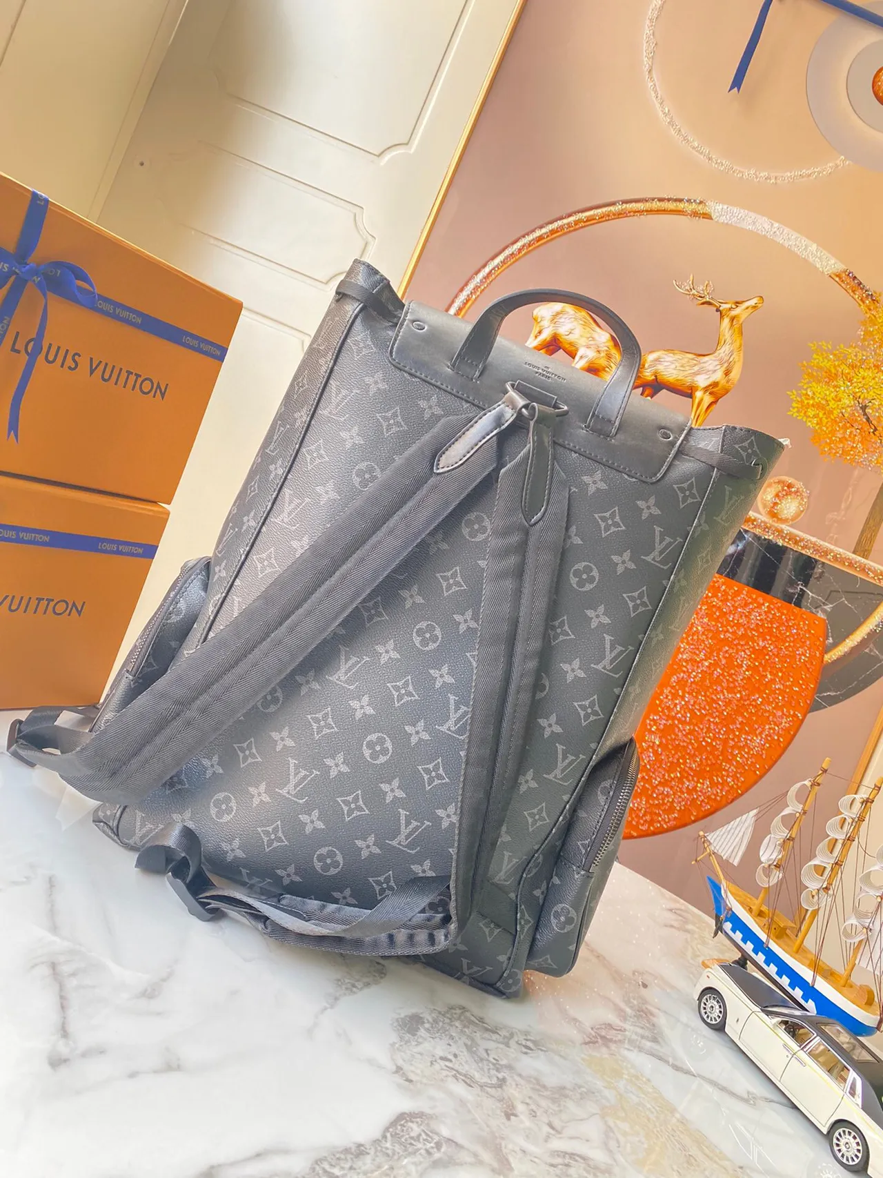 Mochila casual Louis Vuitton Monogram gris negro con cierre de hebilla frontal 8