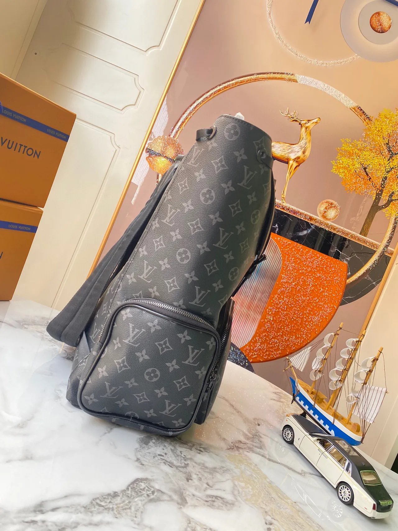 Mochila casual Louis Vuitton Monogram gris negro con cierre de hebilla frontal 9