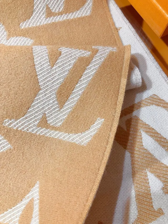 Louis Vuitton Monogram Jacquard বেইজ এবং হোয়াইট ক্যাশমিয়ার শাল 9