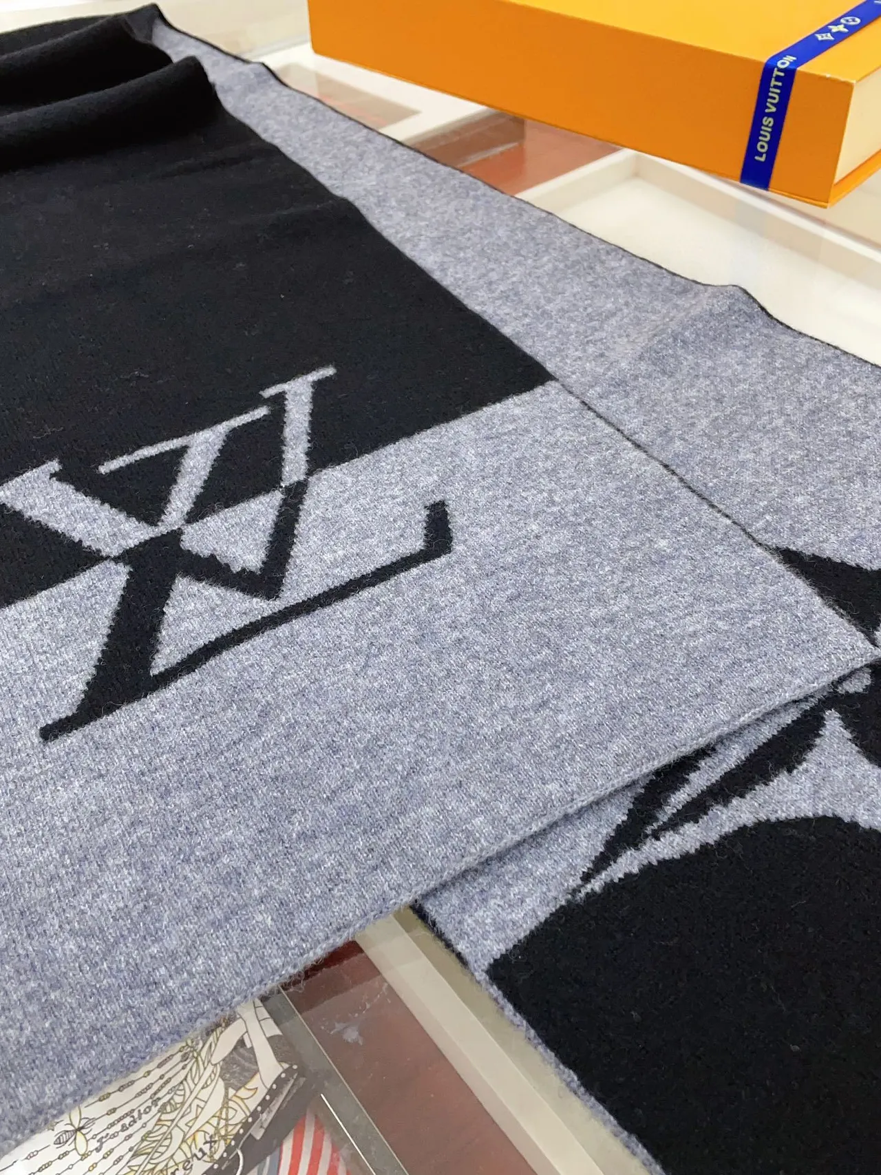 Louis Vuitton Monogram Knit নেভি ও গ্রে ক্যাশমিয়ার স্কার্ফ 7