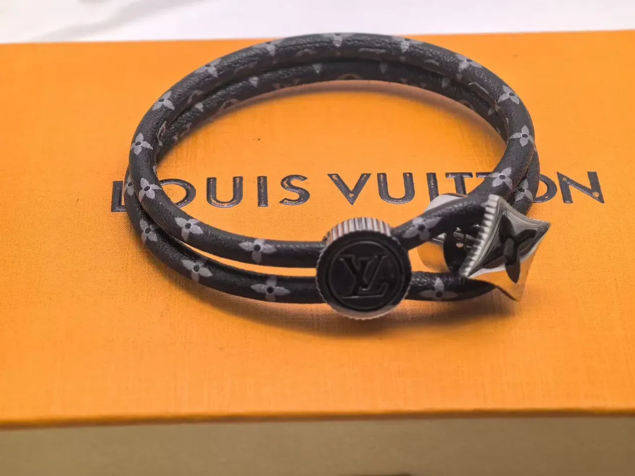Pulseira Louis Vuitton Monograma Couro Preto Vermelho Dupla Enrolação Cordão 5